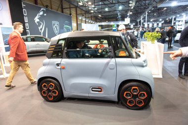 Riga, Letonya - 29 Nisan 2022: İnsanlar Fransa 'nın küçük Citroen Ami elektrikli iki koltuklu mikro-şehir arabasının keyfini çıkarıyorlar .