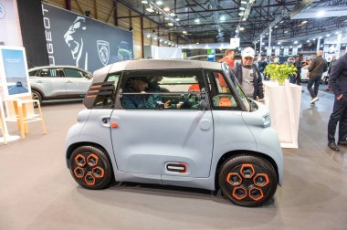 Riga, Letonya - 29 Nisan 2022: İnsanlar Fransa 'nın küçük Citroen Ami elektrikli iki koltuklu mikro-şehir arabasının keyfini çıkarıyorlar .