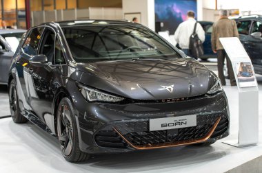 Riga, Letonya - 29 Nisan 2022: Uluslararası Otomobil Fuarı, elektrikli araba CUPRA Quasar Grey doğdu