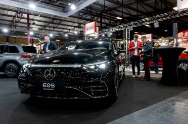 Riga, Letonya - 29 Nisan 2022: Mercedes Benz EQS 580 4Matic Uluslararası Motor Fuarı 'nda sergilendi