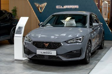 Riga, Letonya - 29 Nisan 2022: Uluslararası Otomobil Fuarı, elektrikli araba CUPRA Leon Graphene Grey