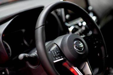 Riga, Letonya - 29 Nisan 2022: Nissan Juke iç görünümü gösterge paneli, çok fonksiyonlu direksiyon, hız göstergesi