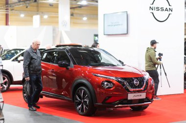 Riga, Letonya - 29 Nisan 2022: Yeni lüks NISSAN JUKE arabası, model 2021, Uluslararası Otomobil Fuarı