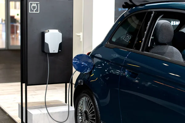 Riga, Letonya - 29 Nisan 2022: Elektrik şebekesi Fiat New 500C ICON 320BEV 'e takıldı