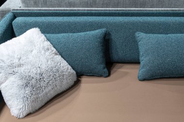 Kahverengi kanepe ve gri yastıklar ev dekorasyonu