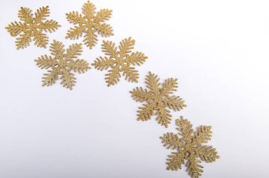 Beyaz yatay arkaplanda altın kar taneleri