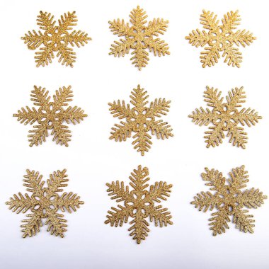 Beyaz kare arkaplanda altın kar taneleri