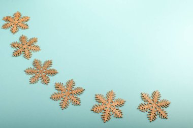 Pastel yeşil arka planda altın kar taneleri