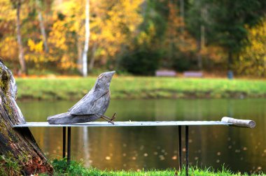 Letonya, Ligatne 'de bankta oturan tahta kuş.