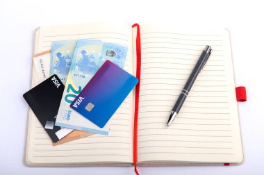 para, kredi kartı, açık planlı kalem, finansal analiz konsepti, hesaplama bütçesi, para birimi dengesi