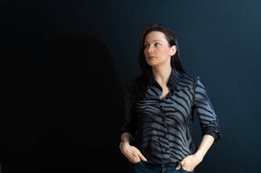 Karanlık bir stüdyoda esmer bir gencin portresi.