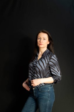 Karanlık bir stüdyoda esmer bir gencin portresi.