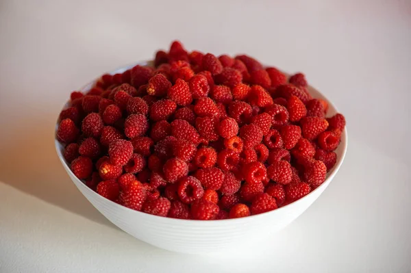 Fresh Raspberries White Bowl Isolated White Table Background — Stock Photo, Image