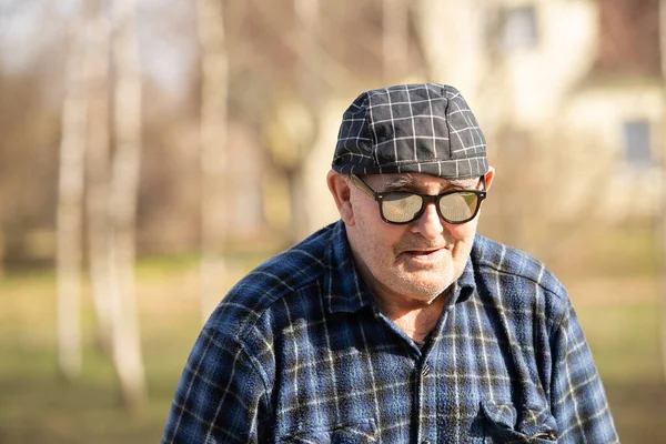 Retrato Homem Velho Com Reflexo Pavimento Seus Óculos Sol — Fotografia de Stock