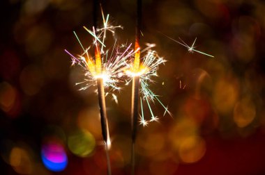 Mutlu yıllar, parlak yanan maytap bulanık konfeti bokeh ışık arka planına karşı