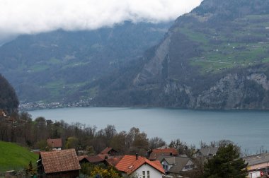 Canton St. Gallen, İsviçre 7 Nisan 2023 Walensee Gölü manzaralı..