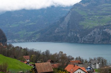 Canton St. Gallen, İsviçre 7 Nisan 2023 Walensee Gölü manzaralı..