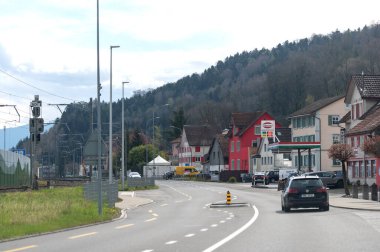 Canton Thurgau, İsviçre 7 Nisan 2023 bir dağ köyü boyunca asfalt bir yol.