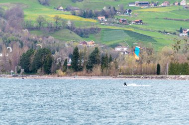 Canton St. Gallen, İsviçre 7 Nisan 2023 Walensee gölünde sörf yapan uçurtmacı.