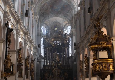 MUNICH, GERMANY - 10 Nisan 2023: St. Peter Kilisesi