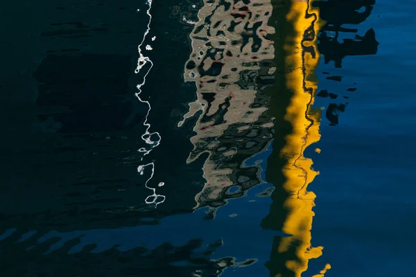 Αφηρημένη Τέχνη Φωτογραφία Αντανακλάσεις Στο Νερό Της Λίμνης Πλήρες Πλαίσιο — Φωτογραφία Αρχείου
