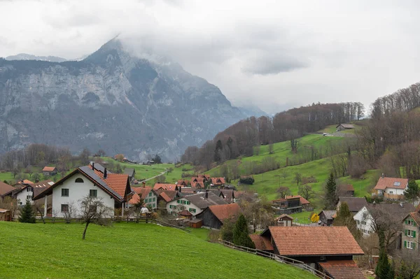 Malá Alpská Vesnice Horském Pozadí Kanton Gallen Region Glarus Alps — Stock fotografie