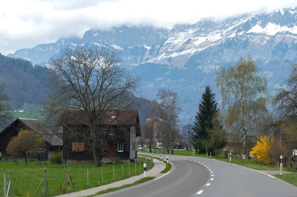 Gallen Sviçre Nisan 2023 Dağ Arka Planındaki Küçük Köy Yolu — Stok fotoğraf