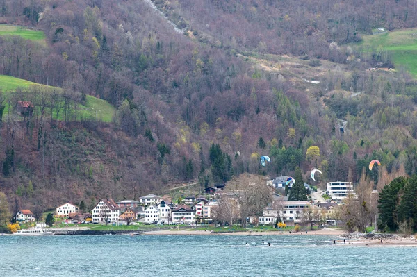 スイスのカントン セント ガレン 2023年4月7日 ワレンゼー湖の水面をサーフィンするカイトサーフィン — ストック写真