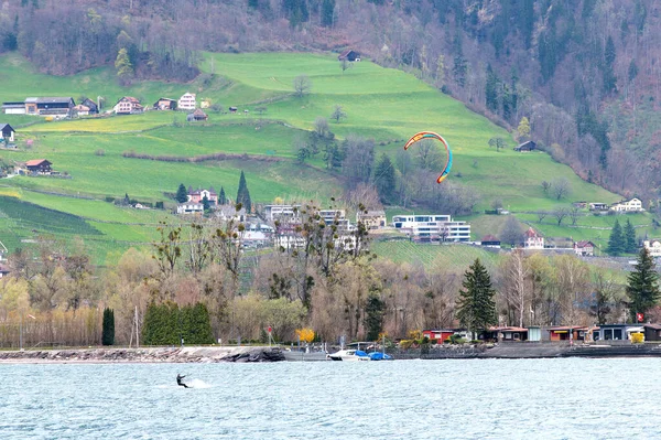スイスのカントン セント ガレン 2023年4月7日 キツサーファーはワレンゼー湖の水でサーフィン — ストック写真