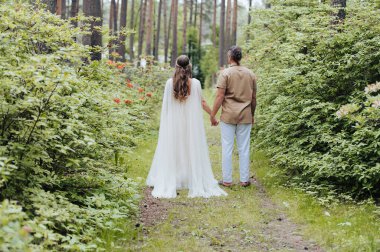 Yeşil doğadaki güzel gelin ve damadın dikiz manzarası.