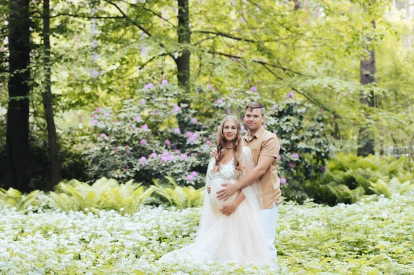 Portrait Couple Enceinte Heureux Dans Jardin Fleuri Futurs Parents Dans — Photo