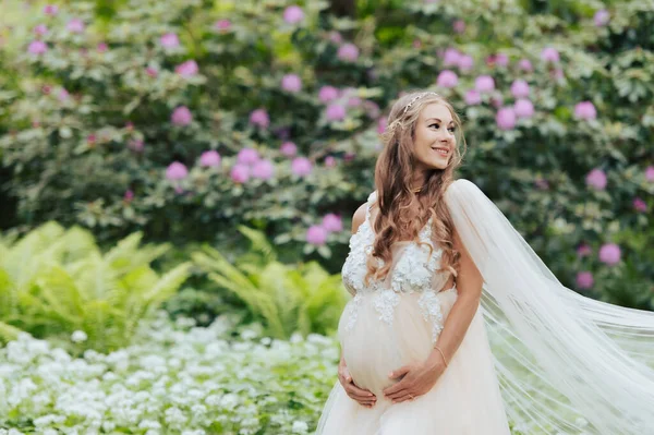 Vacker Gravid Kvinna Lyxig Klänning Står Blommande Rhododendron Trädgård — Stockfoto