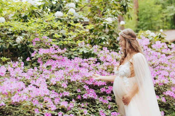 Vacker Gravid Kvinna Nära Blommande Rhododendron Buske — Stockfoto