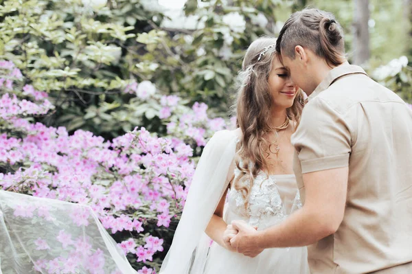 Emotioneel Zwanger Paar Bloesemtuin Toekomstige Ouders Bloeiende Rhododendron Park — Stockfoto