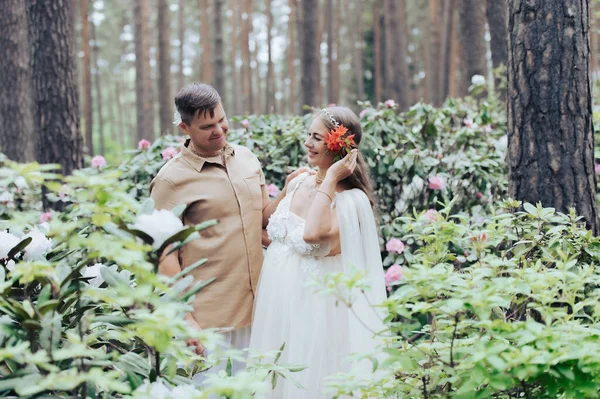 Hapy Zwanger Paar Knuffelen Bloesem Tuin Toekomstige Ouders Bloeiende Rhododendron — Stockfoto