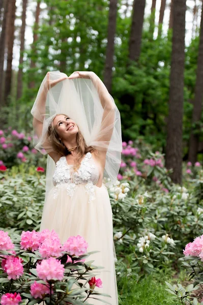 Romantische Zwangere Vrouw Dansen Een Bloeiende Rododendron Park — Stockfoto