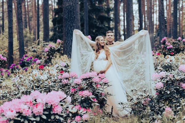 Terhes Házaspár Sétál Virágos Kertben Jövőbeli Szülők Virágzó Rododendron Parkban — Stock Fotó
