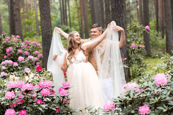 Couple Enceinte Harcelé Dansant Dans Jardin Fleuri Futurs Parents Dans — Photo