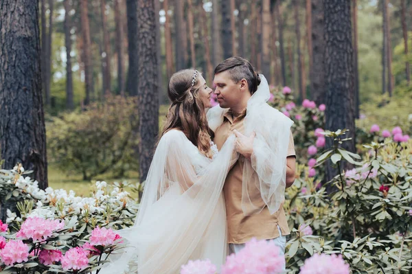 Sensueel Zwanger Stel Dansend Bloesemtuin Toekomstige Ouders Bloeiende Rhododendron Park — Stockfoto