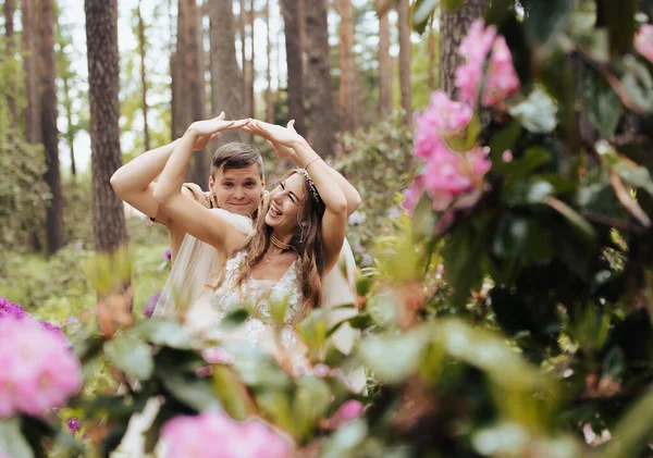 Felices Parejas Embarazadas Bailando Jardín Flores Futuros Padres Floreciente Parque —  Fotos de Stock