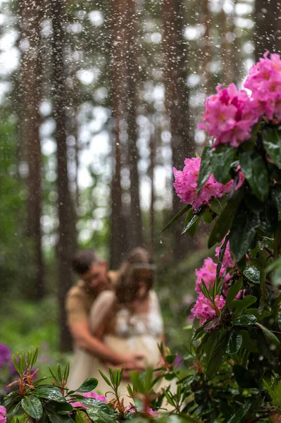 Blurred Image Romantic Couple Splash Water Garden Sprinkler — Stock Photo, Image