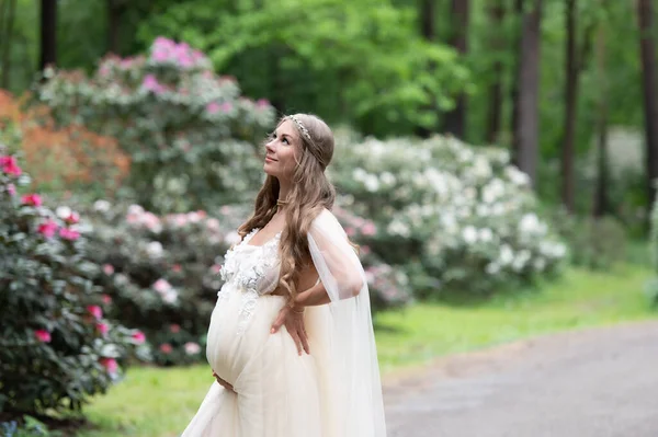 Romantische Zwangere Vrouw Een Bloeiende Rododendron Park — Stockfoto