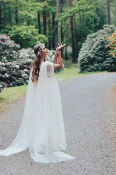 Чувственная Женщина Роскошном Платье Танцует Цветущем Парке Рододендрона — стоковое фото
