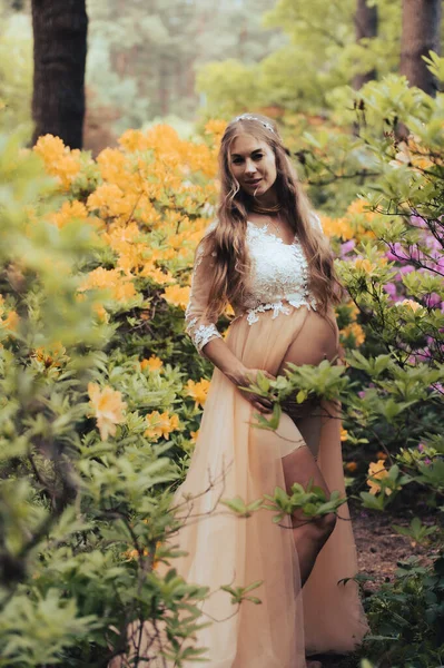 Zwangere Vrouw Het Rododendron Park Close Van Zwangere Buik Bloeiende — Stockfoto