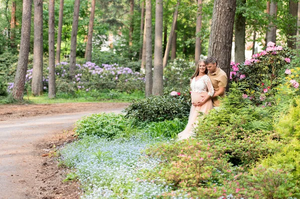 Casal Grávida Feliz Abraçando Jardim Flor Futuros Pais Parque Rododendros — Fotografia de Stock