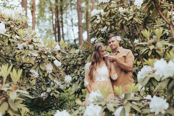 Romantisch Zwanger Stel Knuffelend Bloesemtuin Toekomstige Ouders Witte Rhododendron Park — Stockfoto