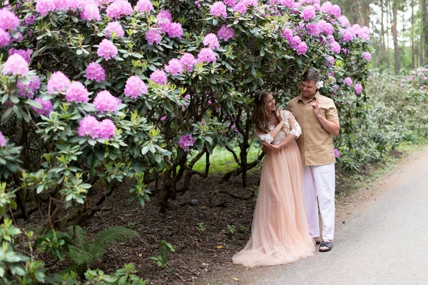 Sensuel Couple Enceinte Dans Jardin Fleuri Futurs Parents Dans Parc — Photo
