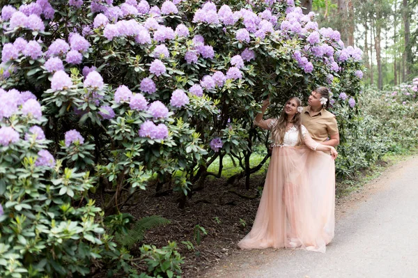 Sensueel Zwanger Paar Bloementuin Toekomstige Ouders Bloeiende Rhododendron Park — Stockfoto