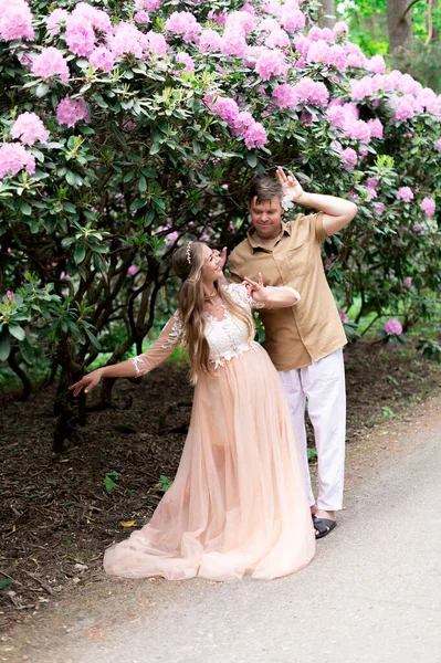 Romantiskt Gravid Par Dansar Blomsterträdgård Framtida Föräldrar Vit Rhododendron Park — Stockfoto