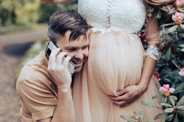 Man Med Smartphone Pratar Med Barnet Magen Gravid Fru — Stockfoto